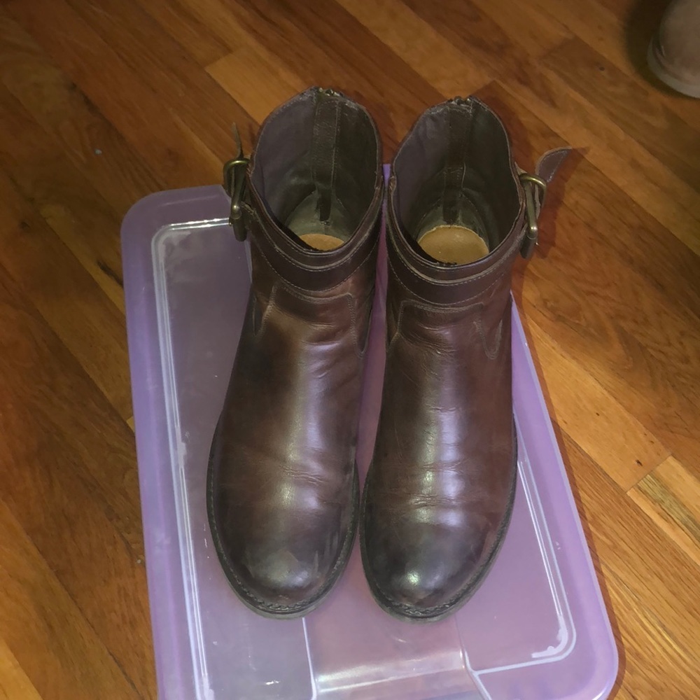 Leather booties gently worn